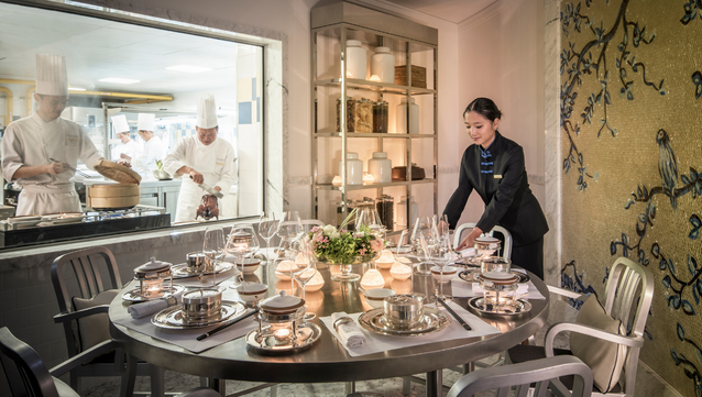 1 table de chef Lili hotel peninsula paris