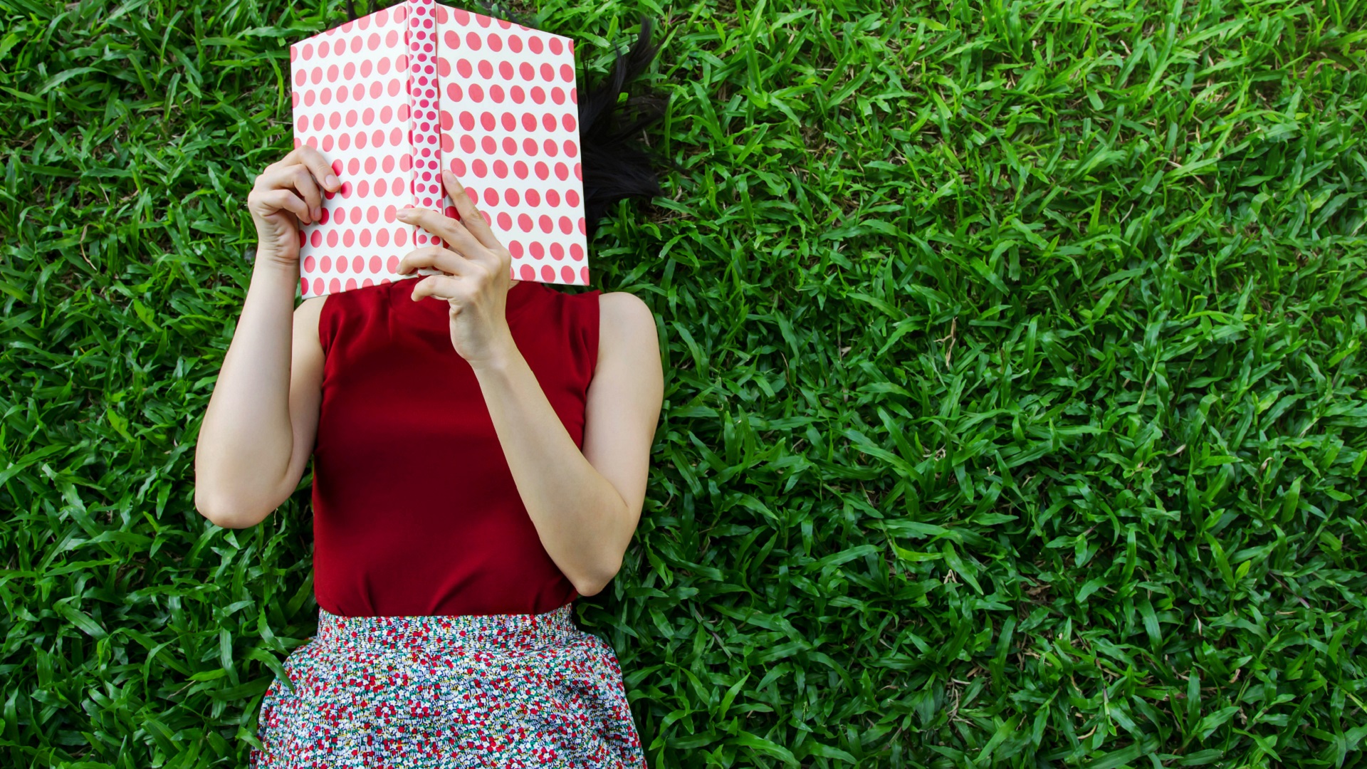 Les conseils de lecture de 6 philosophes pour l’été