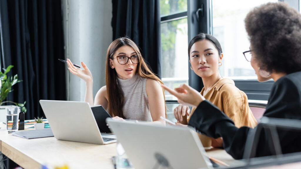 Les femmes, plus « frileuses » face aux prises de risques professionnels : cliché ou réalité ?