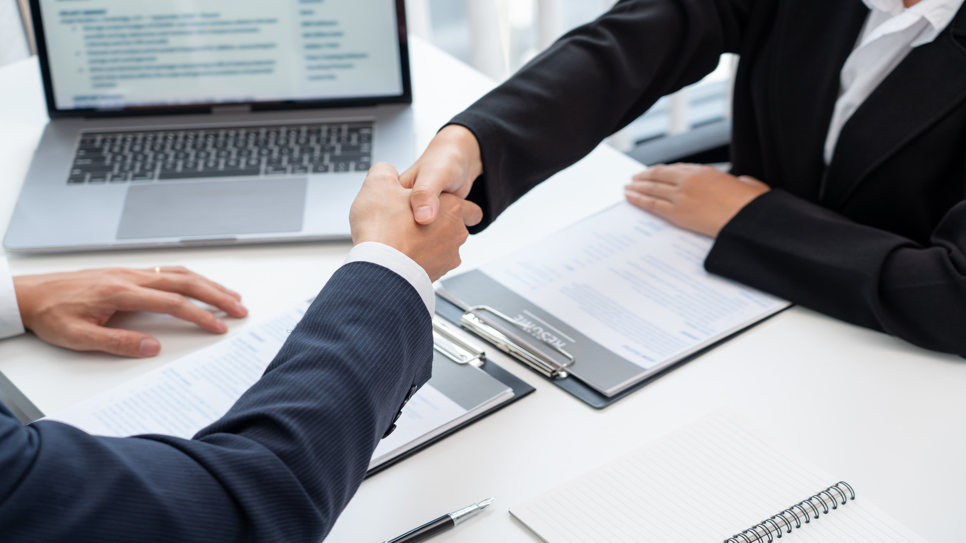 Optimiser la gestion du cycle de vie des contrats : bonnes pratiques pour les leaders d’entreprise