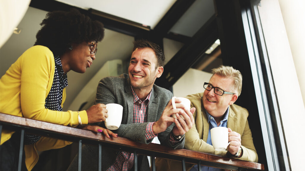 Coopération, entraide, confiance… comment le don transforme les relations au travail